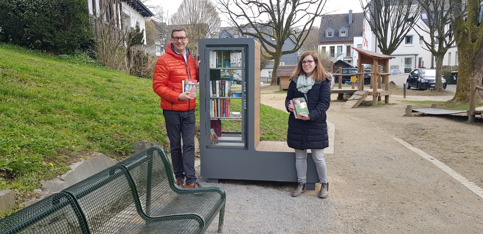 Öffentlicher Bücherschrank im Weierhohl aufgestellt