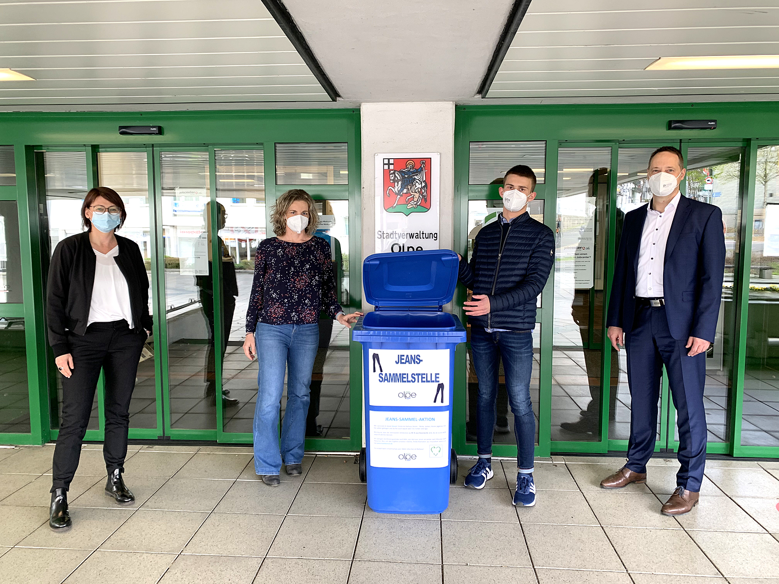 Blaue Tonne als Sammelstelle für alte Jeanskleidung