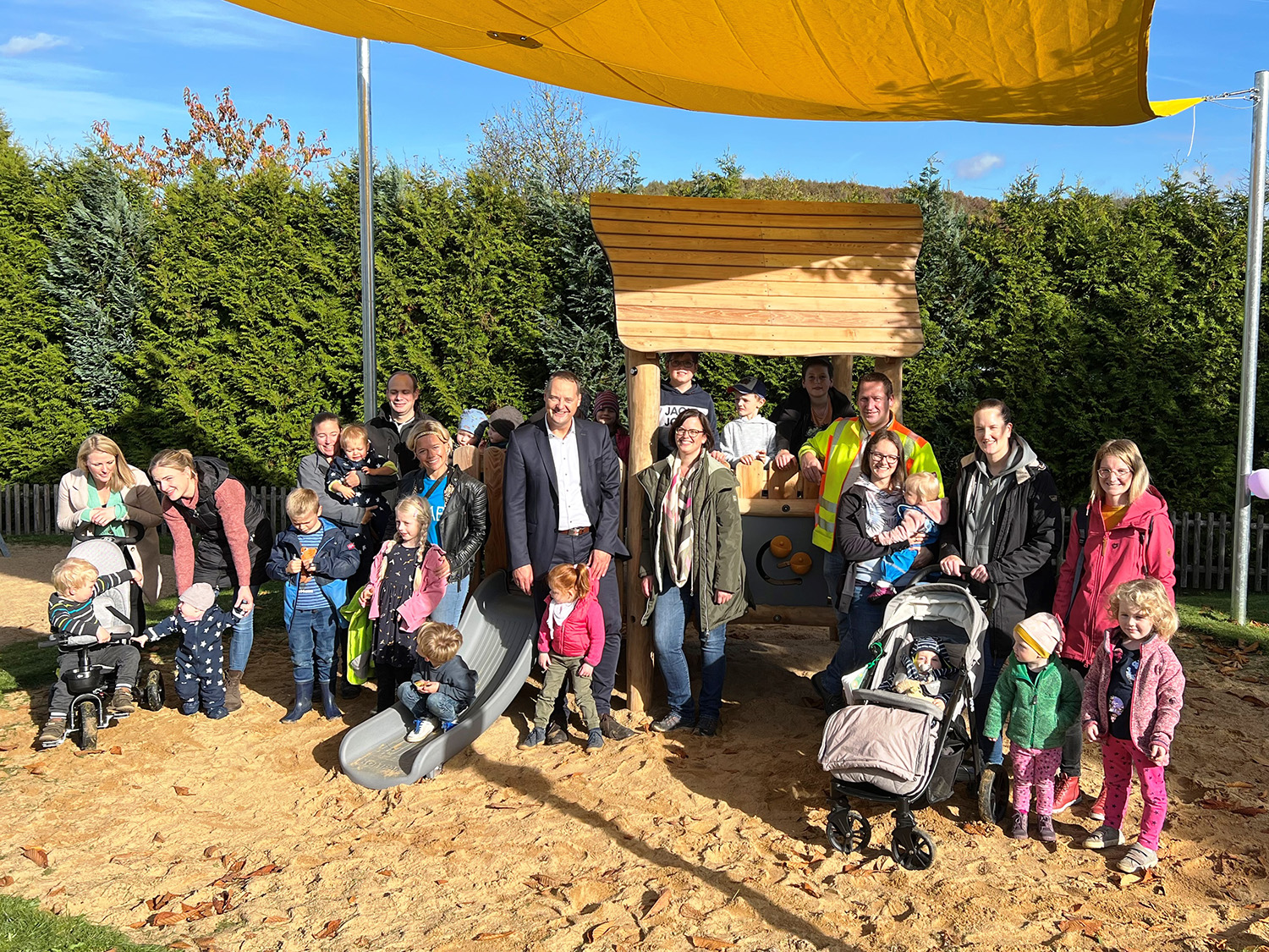 Die Kinder freuen sich riesig über neue Spielplätze