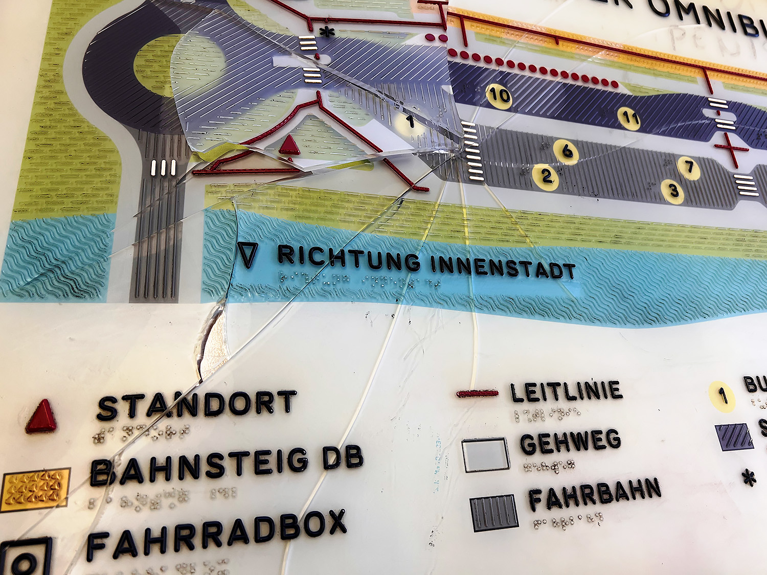 „Taktiler Reliefplan“ am ZOB mutwillig zerstört