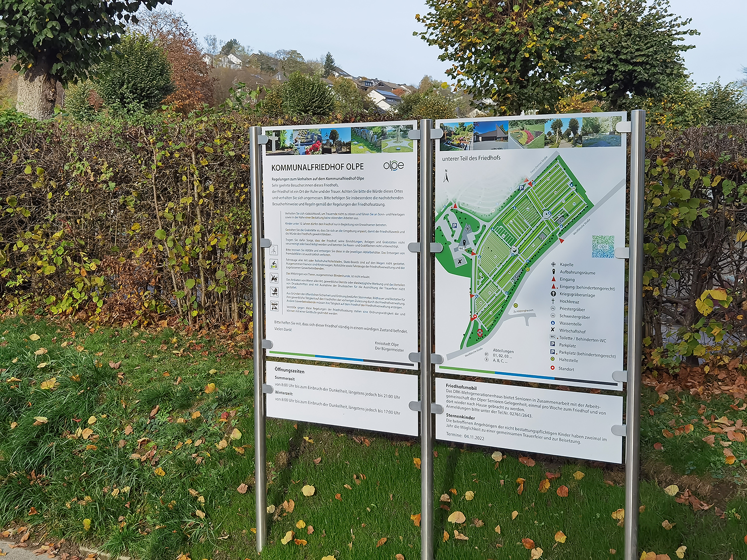Neue Hinweisschilder auf dem Olper Kommunalfriedhof