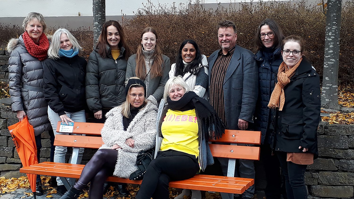 Orange Bänke als Zeichen gegen Gewalt an Frauen und Mädchen!