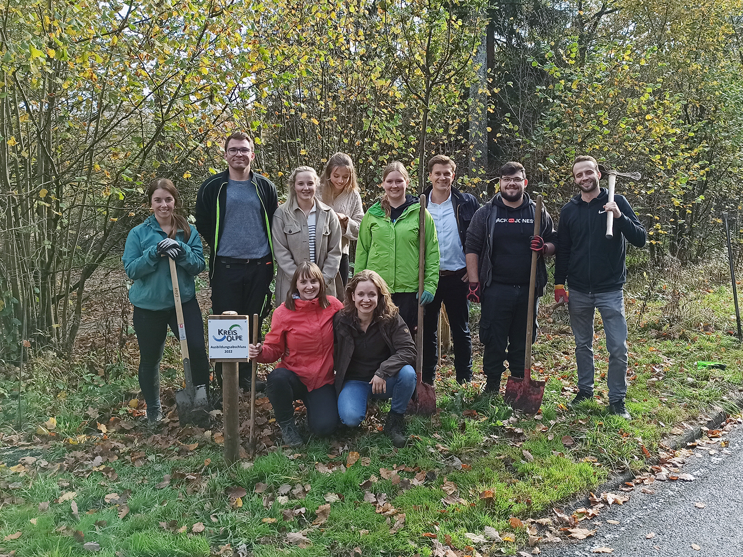 Azubis pflanzen Bäume als Erinnerung zur bestandenen Prüfung