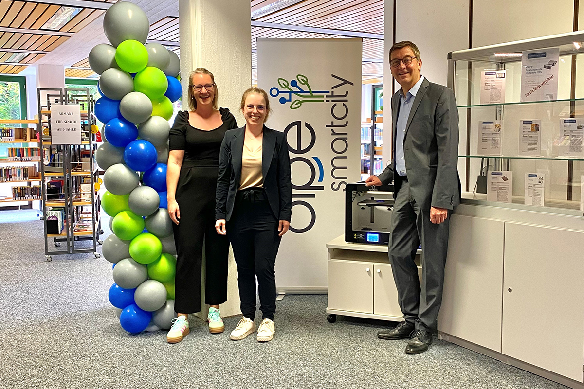 Michaela Halbe, Projektleiterin Smart City Olpe, Friederike Baberg, Leiterin der Stadtbücherei Olpe, und Thomas Bär, Erster Beigeordneter der Kreisstadt Olpe, freuen sich über die hervorragende Ressonanz auf die Bibliothek der digitalen Dinge © Kreisstadt Olpe