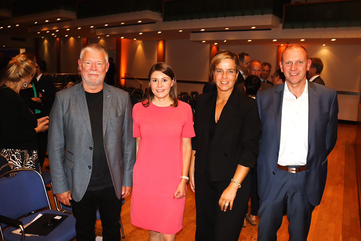 Vorstellung von DO IT Südwestfalen im Rahmen der Unternehmertagung in der Stadthalle Olpe (v.l.): Prof. Dr. Martin Hill, Dr. Hanni Koch, Mona Neubaur und Werner Schmidt. Foto: Berthold Stamm