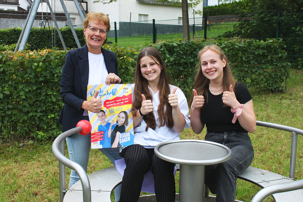Claudia Willeke von IN VIA freut sich, dass Lena Cistaro und Jule Teipel durch ihr FSJ in der Entscheidung, welchen beruflichen Lebensweg sie einschlagen wollen, bestärkt wurden (v. li.).