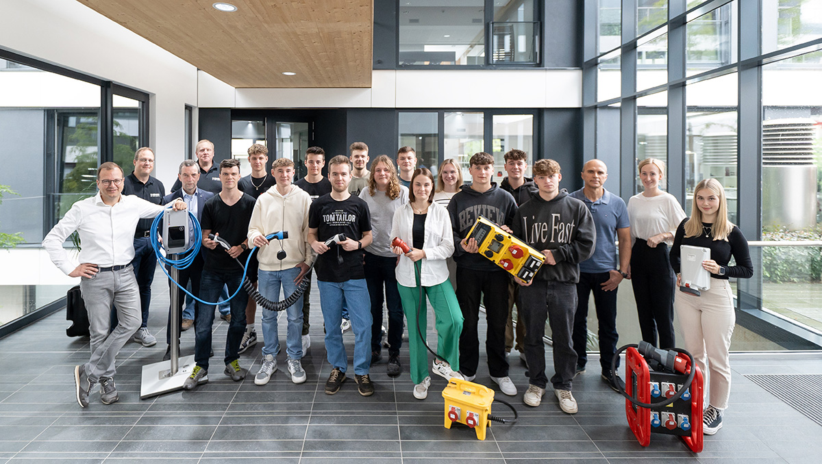 Die neuen Azubis von MENNEKES mit dem geschäftsführenden Gesellschafter Christopher Mennekes (vorne, Erster v.l.), daneben Stephan Herzig und Christian Pickhan vom Team Ausbildung sowie Dietmar Spurk, Leiter Zentrales Personalwesen. Foto: Annika Jentsch