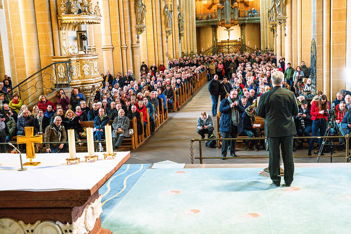 Der neue Erzbischof von Paderborn, Dr. Udo Markus Bentz, spricht bei der Bekanntgabe im Paderborner Dom. Foto: Tobias Schulte / Erzbistum Paderborn