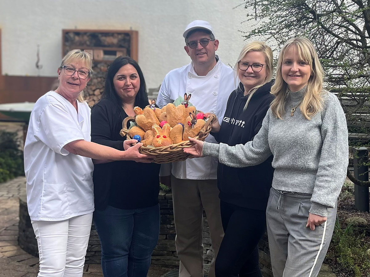 Ostersemmeln und Segenswünsche bei der Caritas