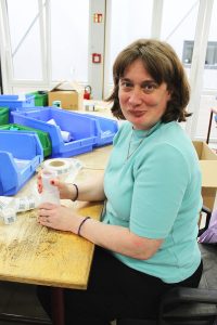 Janine Hess aus Olpe ist schon jetzt Fachfrau für jeden Arbeitsschritt in der Montage der Babyflaschen und begeistert von der vielseitigen Tätigkeit an ihrem Arbeitsplatz in der mechanischen Montage der Werthmann-Werkstätten, Abteilung Attendorn.