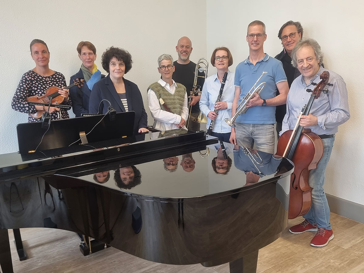 Musikschullehrkräfte und Aeham Ahmad musizieren zum 85-Jährigen