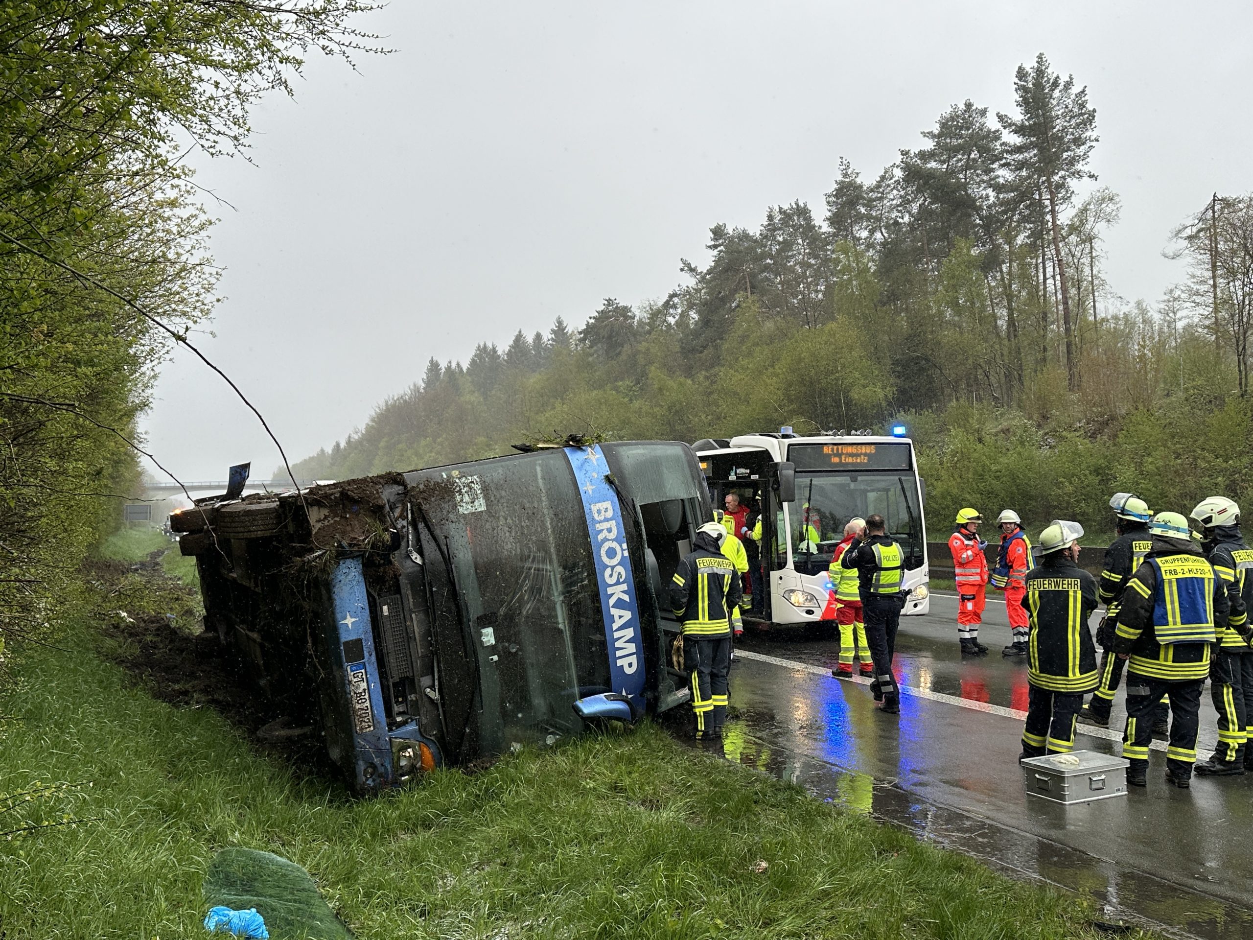 Reisebus auf der A45 zwischen Freudenberg und Olpe verunglückt