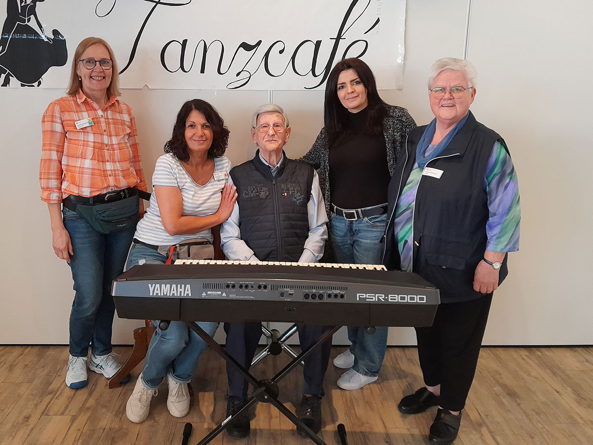 Mit 92 Jahren: Theodor Hoffmann öffnet mit seinem Musikschlüssel die Herzen von Menschen mit Demenz