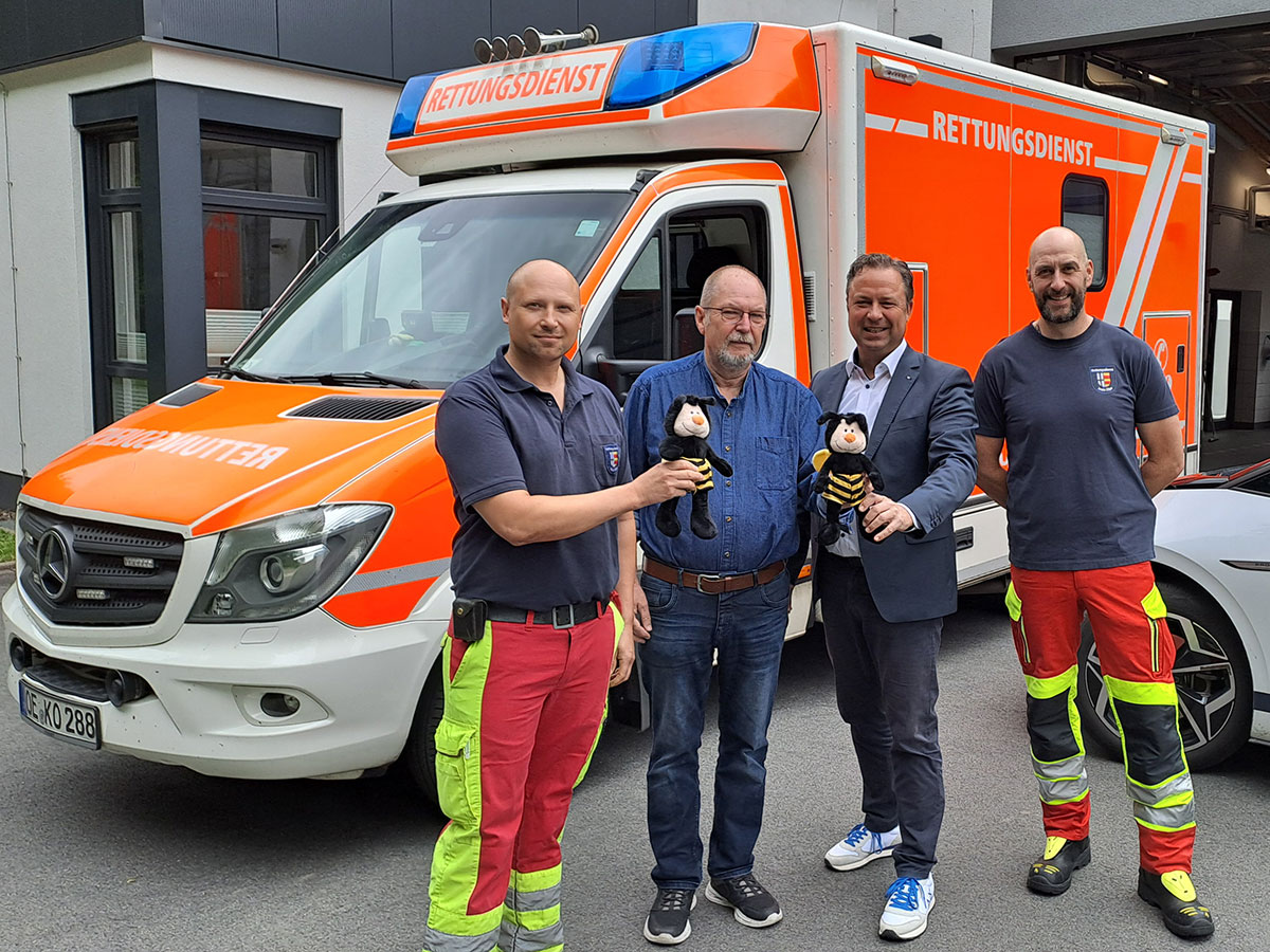 Rettungsdienst im Kreis Olpe erhält Kuscheltiere für die kleinen Patienten